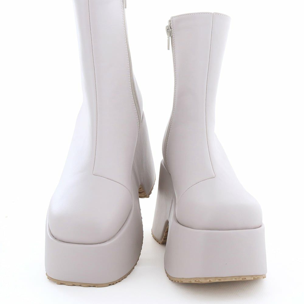 しっかり盛れて美脚効果の高い一足です