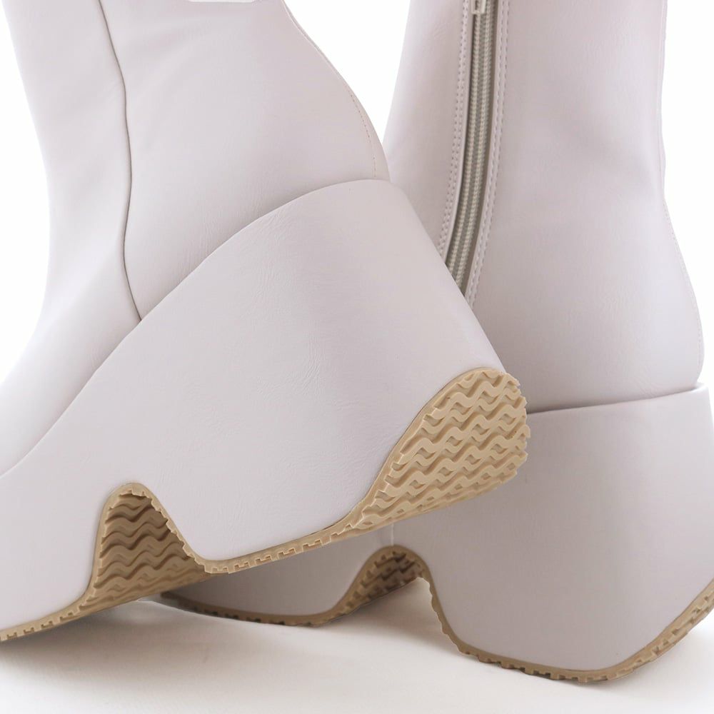 傾斜の少ない厚底で歩きやすいのも魅力です