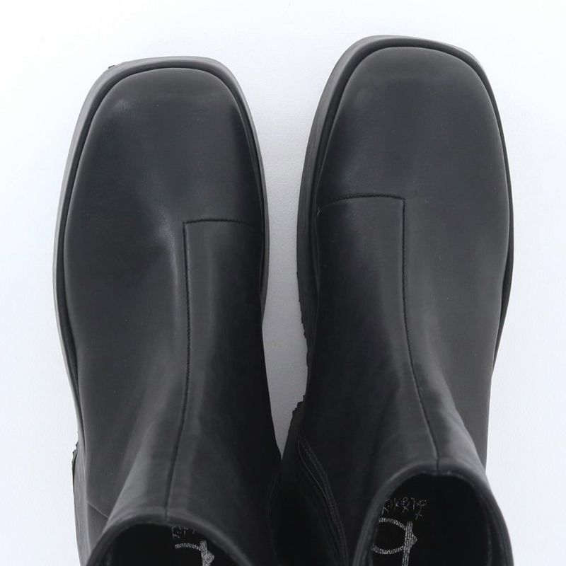 幅広スクエアトゥで指先もゆったりです