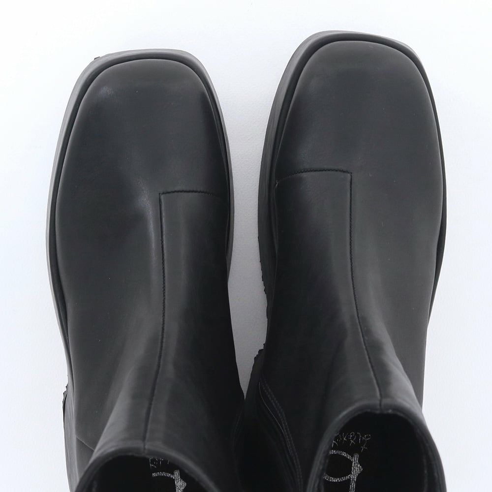 幅広スクエアトゥで指先もゆったりです