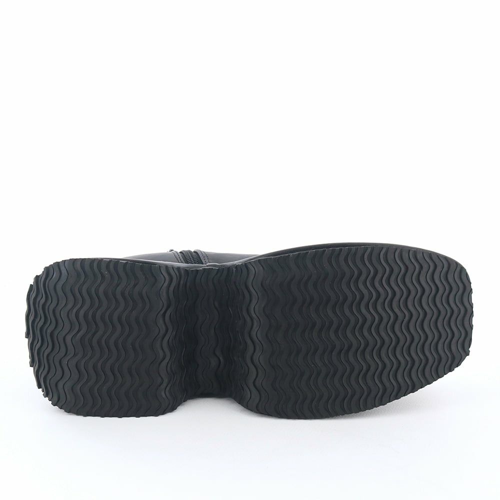 ソール全体に厚みがあり傾斜は4.0cmほど