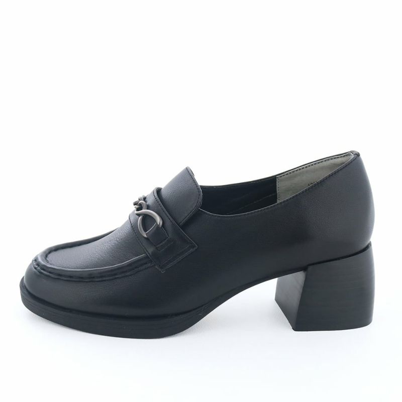 ほどよいボリューム感のソール今っぽいヒールアップローファー