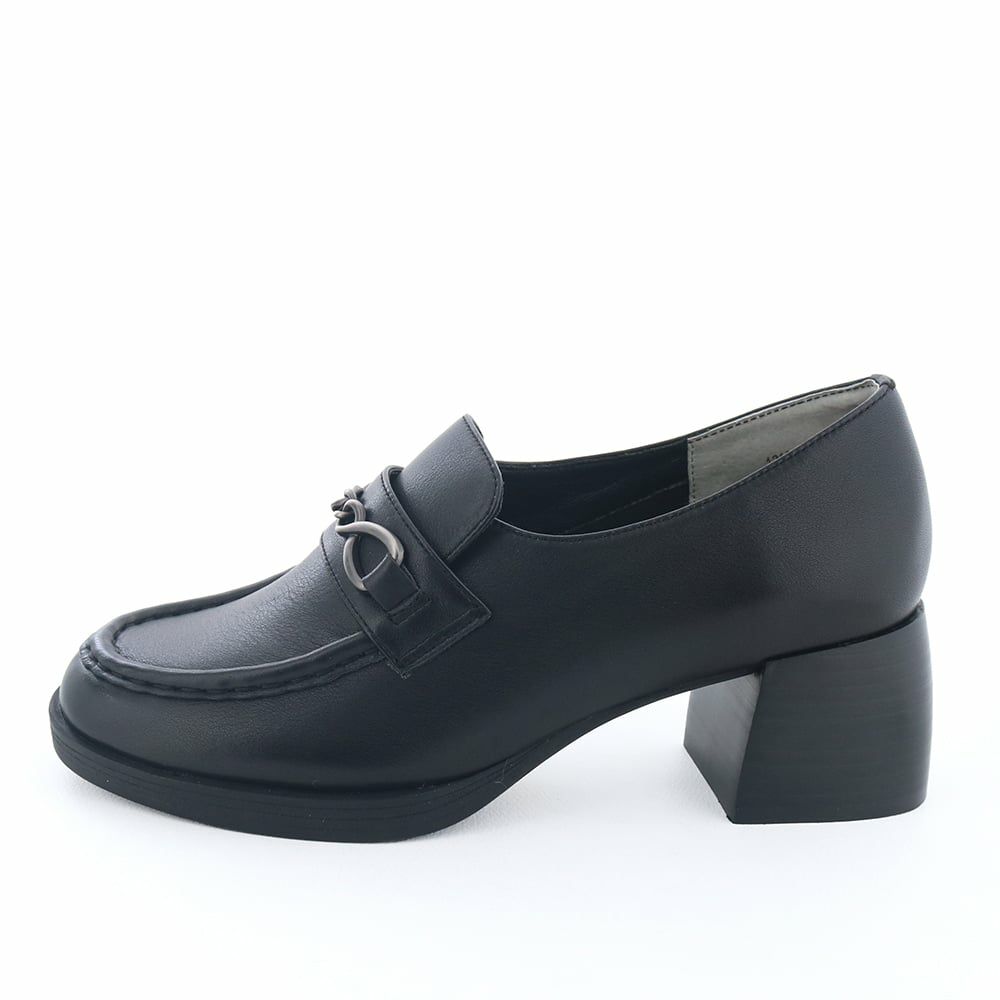 ほどよいボリューム感のソール今っぽいヒールアップローファー