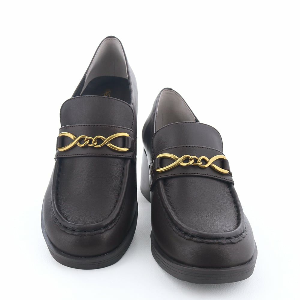 特徴的なデザインのビット使いがアクセント。オンオフ履ける万能な一足