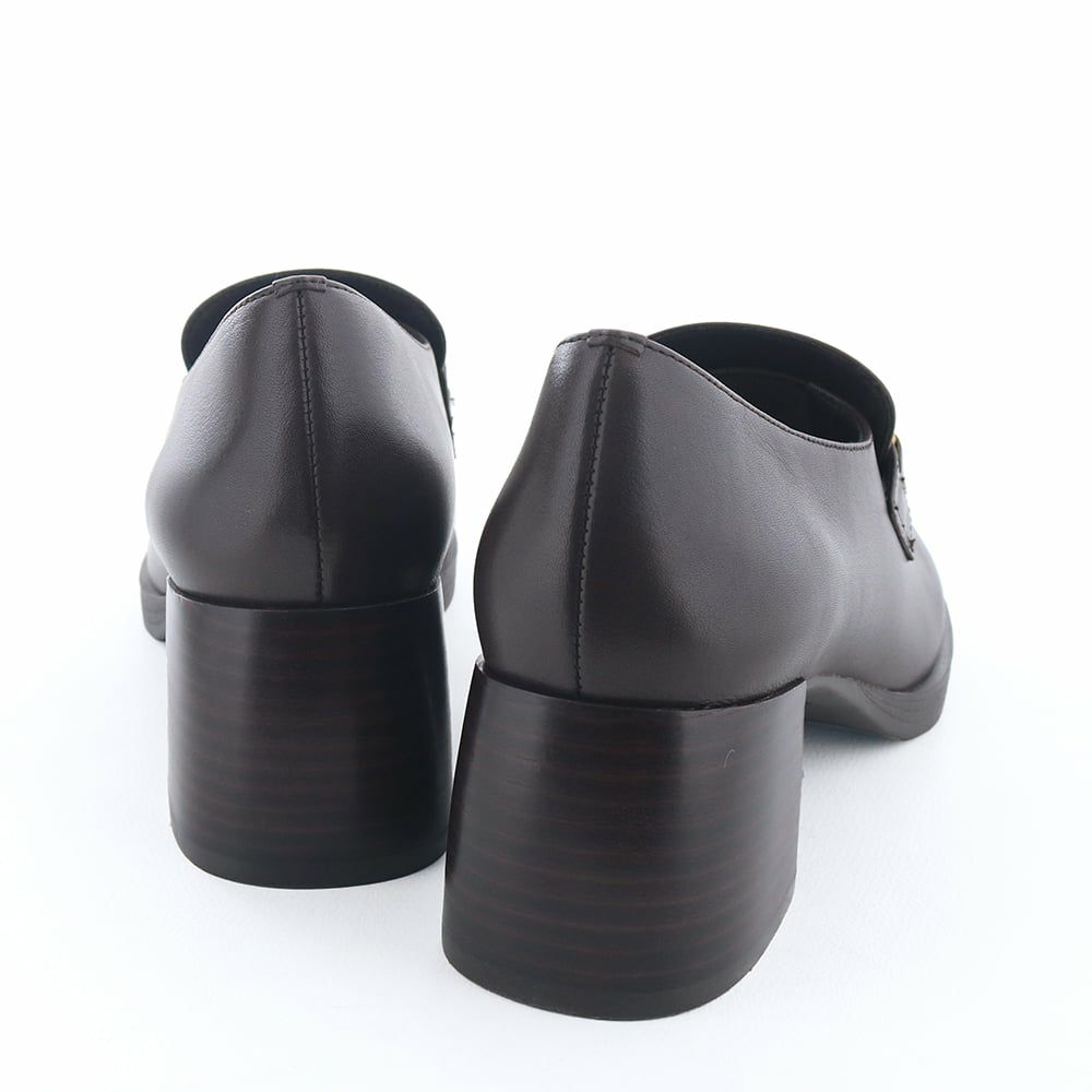 ころんと丸みのあるヒールデザインもポイント