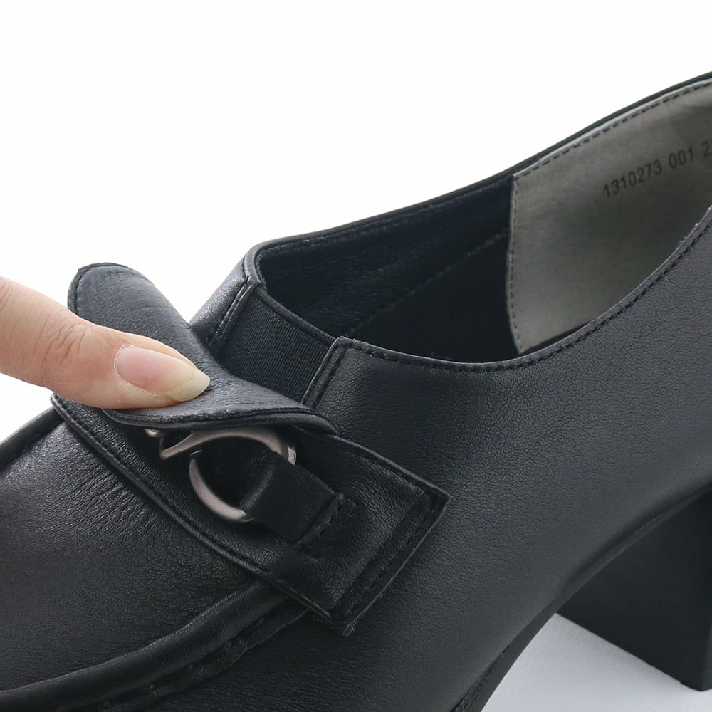 甲裏のゴムが伸縮し甲にフィット。足入れもしやすくなっています