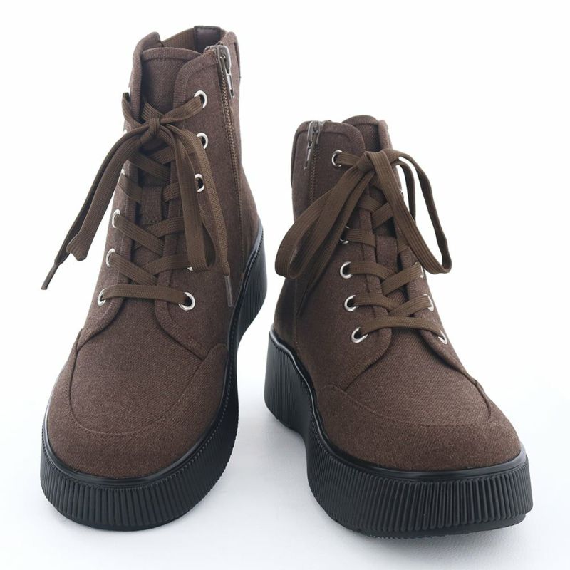 シンプルなデザインで季節を問わず活躍するタイムレスな一足