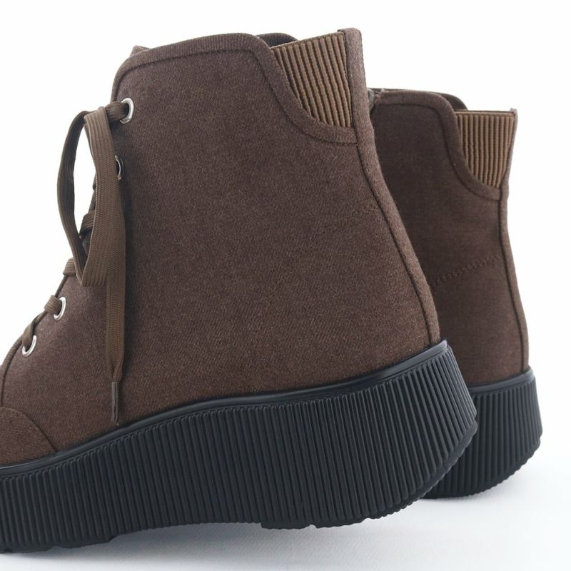 もちもちのインソールと厚底モールドソールで弾むように歩けます