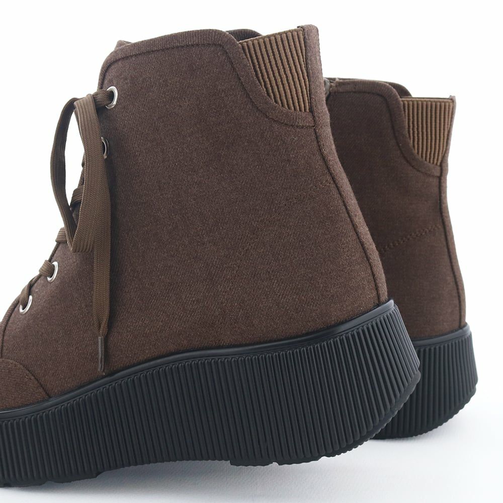 もちもちのインソールと厚底モールドソールで弾むように歩けます