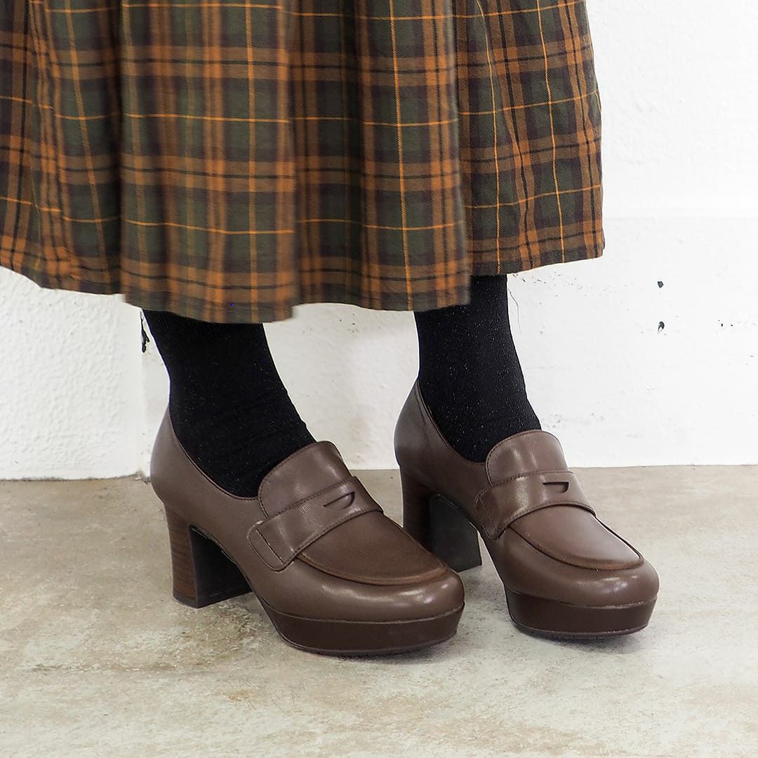 ダークブラウン