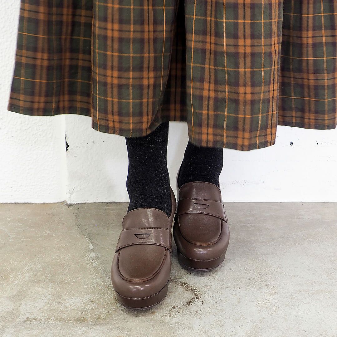 ダークブラウン