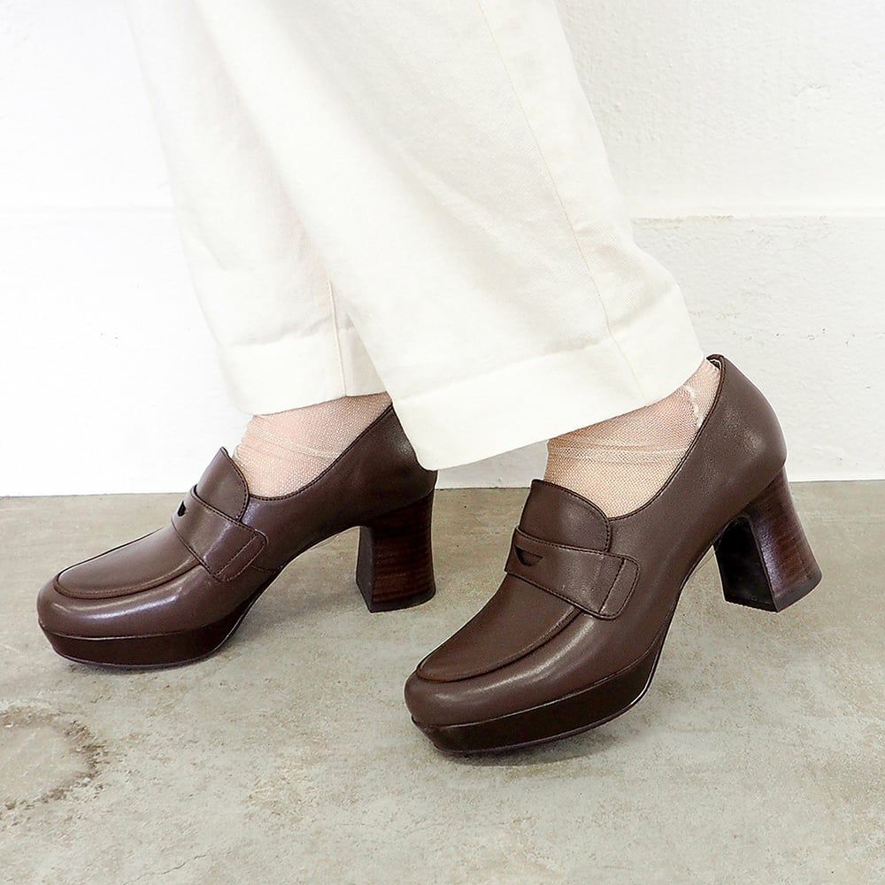 ダークブラウン