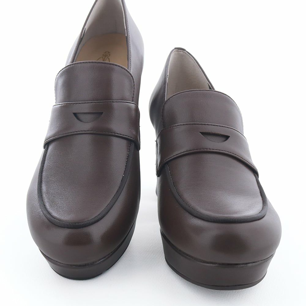 丸みのあるおでこトゥやフレアヒールでほんのりレトロな佇まい