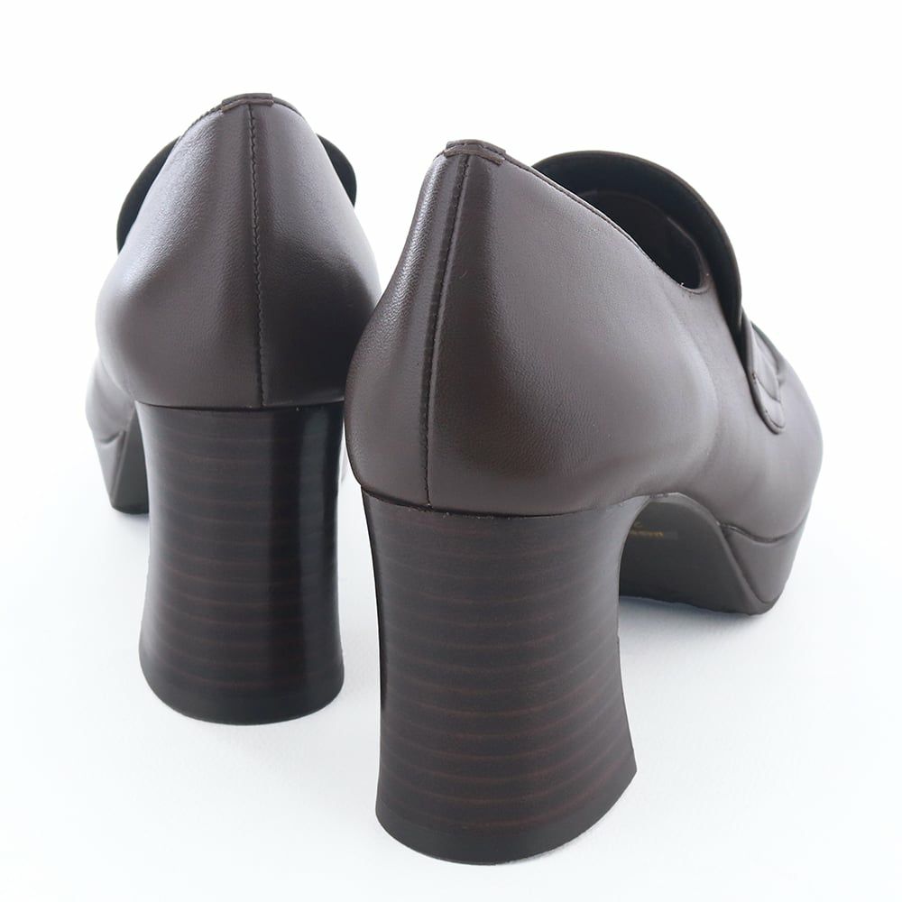 太く安定感あるフレアヒールはヒール初心者さんにもおすすめ