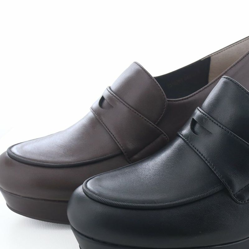 モカにあしらったグログランテープの縁取りがさり気ないアクセントに