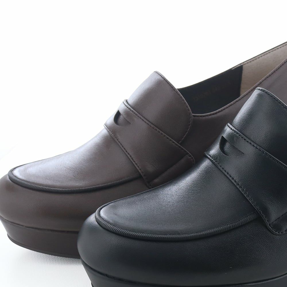 モカにあしらったグログランテープの縁取りがさり気ないアクセントに