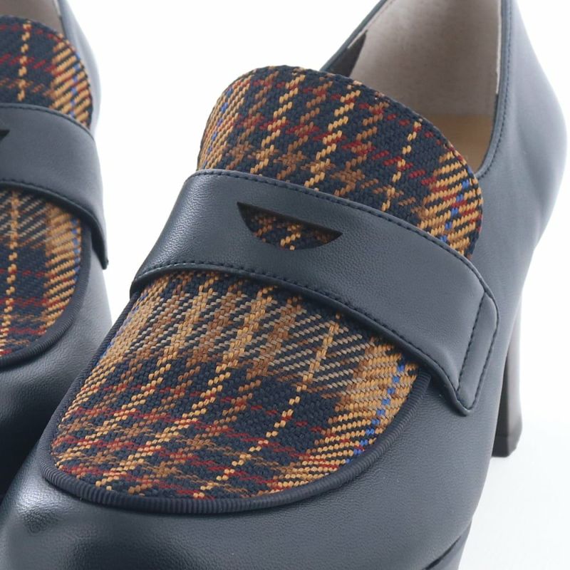 チェック柄を大胆にあしらったネイビーコンビは、この秋一押しのカラー