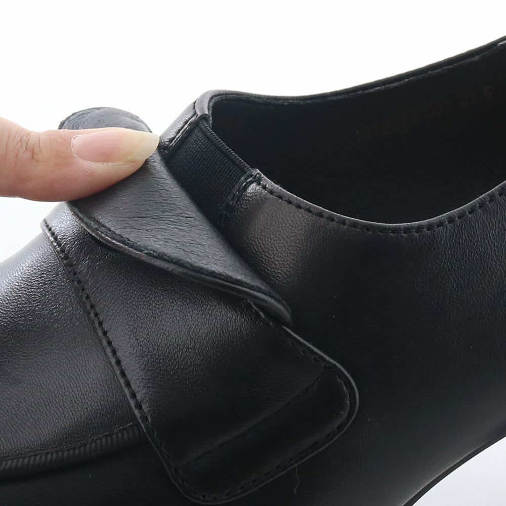 甲裏ゴムでしっかりフィット。伸縮するので足入れもしやすい