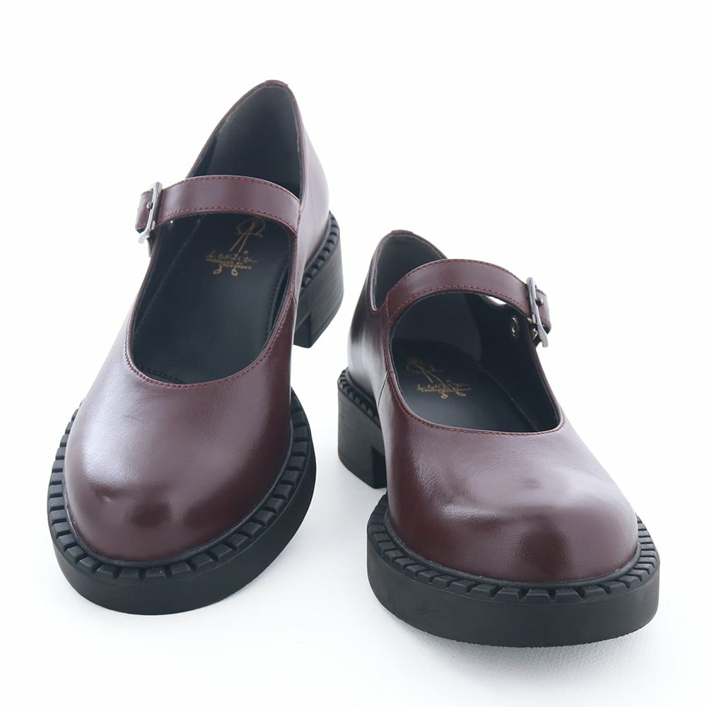 黒を効かせた配色でコーデの引き締め役になる一足