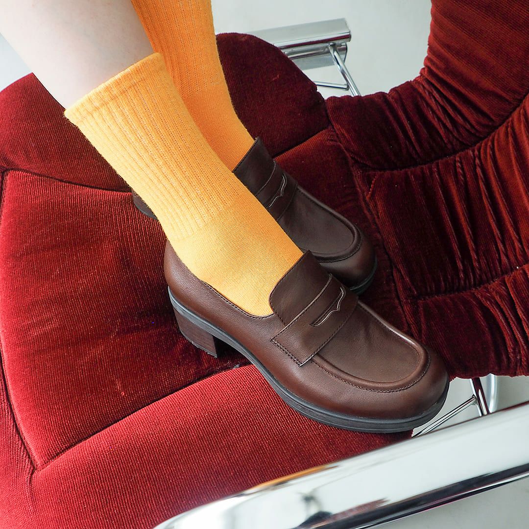 ダークブラウン