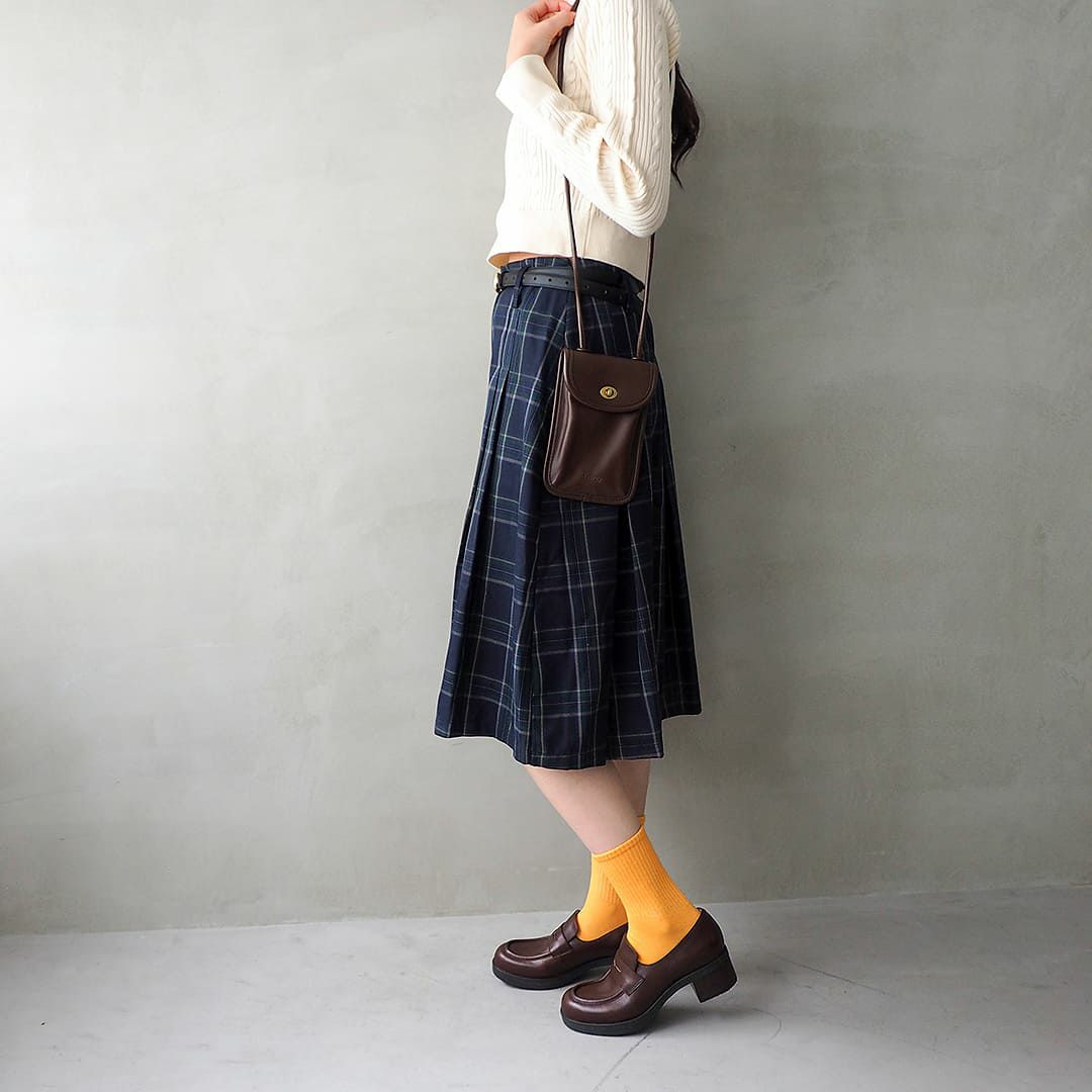 ダークブラウン