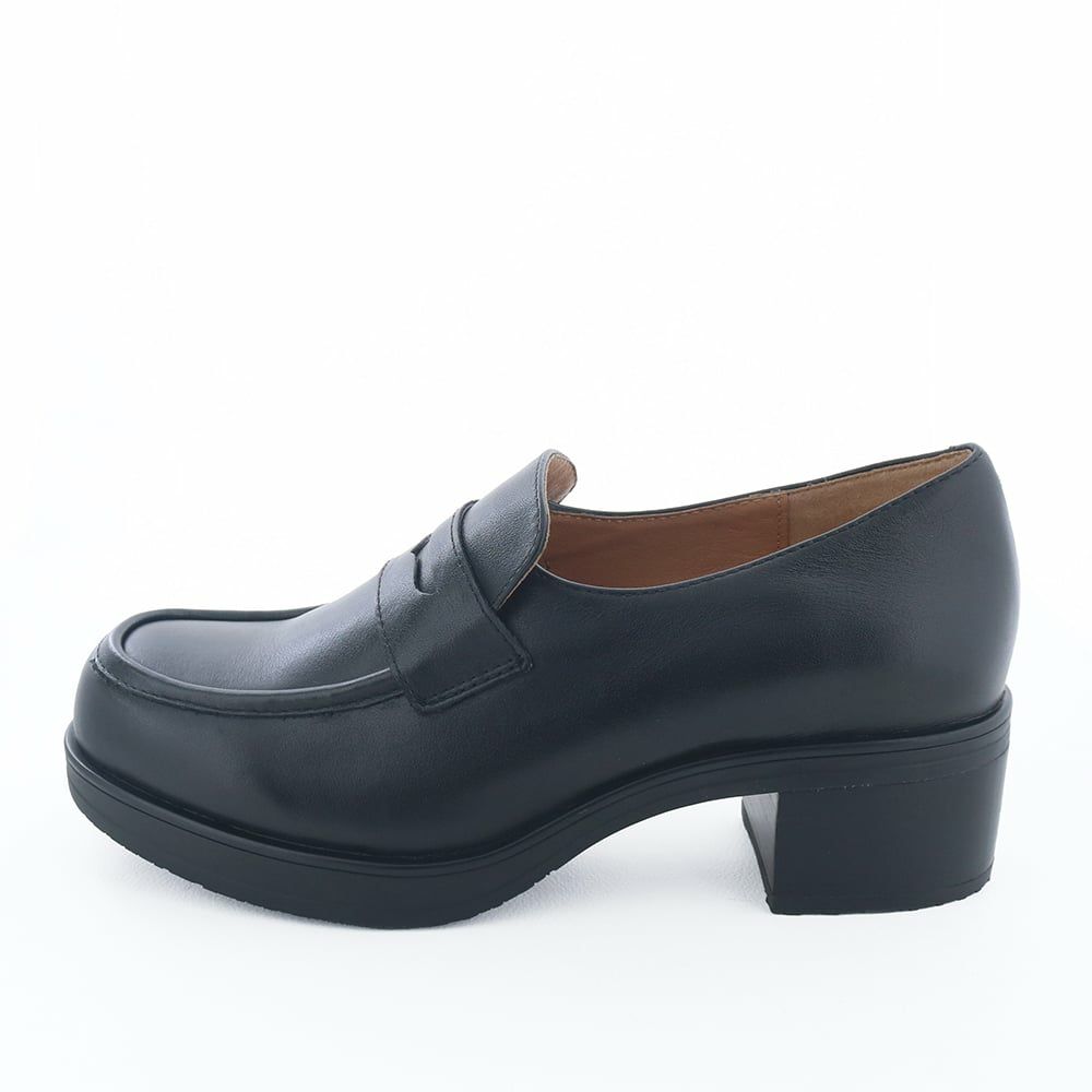 モールドソールで履きやすいベーシックなコインローファー