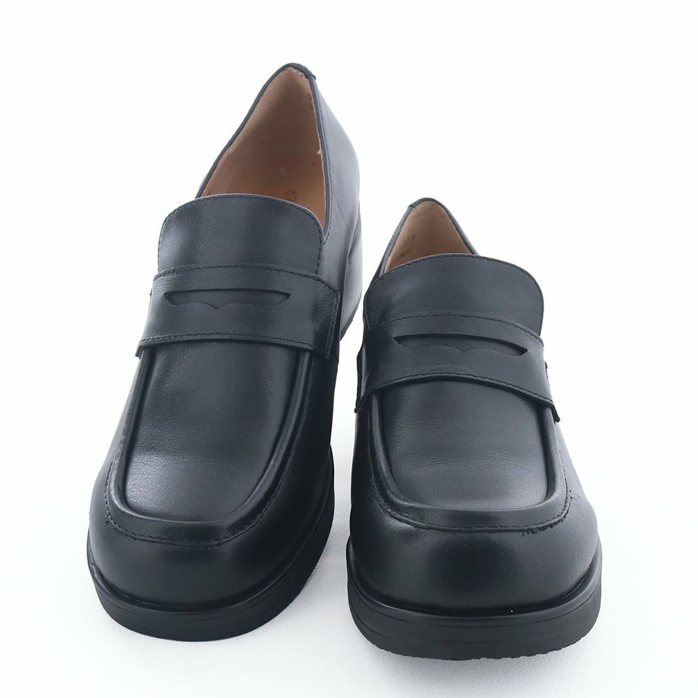 ぽってりとしたフォルムで足元に存在感をプラスする一足