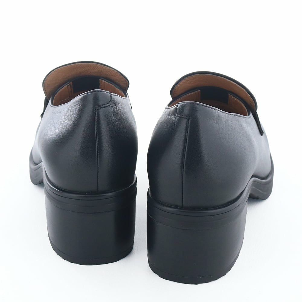 太く安定感のあるヒールで歩きやすく、ヒール初心者さんにもおすすめです