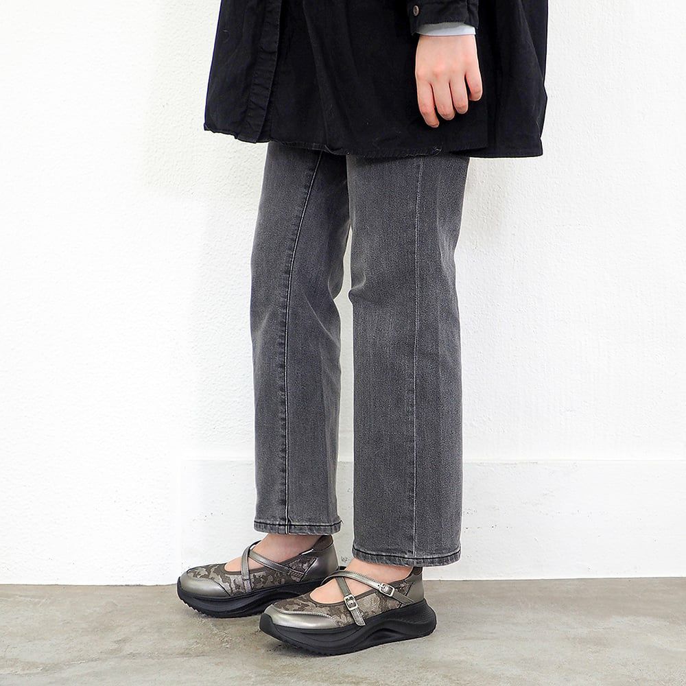 ガンメタリック