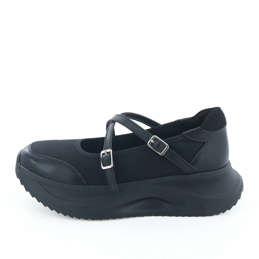 ほんのりバレエコアなデザインにテック感のあるソールを組み合わせたハイブリッドシューズ