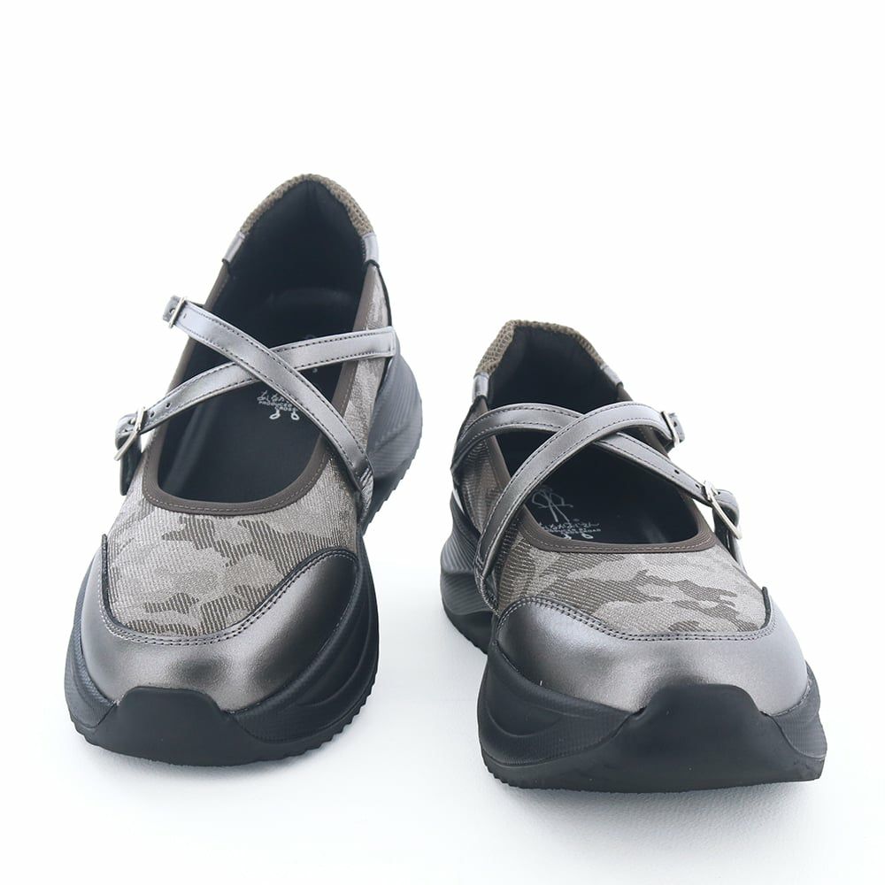 ごつめのソールと細身ストラップのコントラストで華奢見えも狙えるデザイン