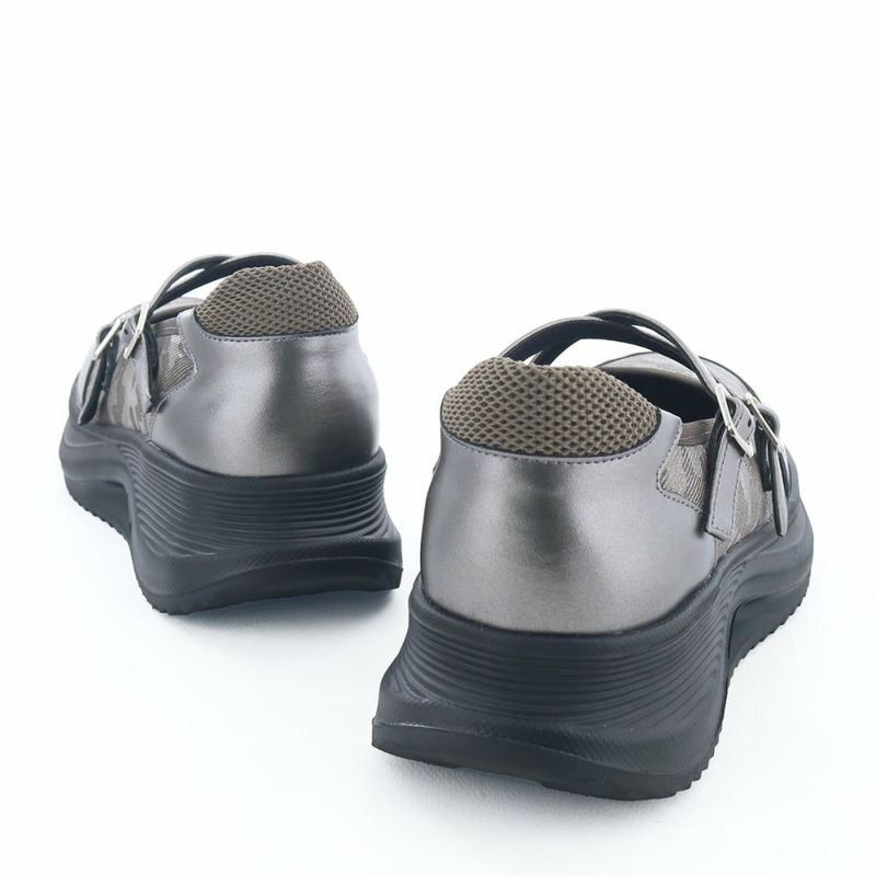 スニーカーソールででガシガシ歩けるのが嬉しい