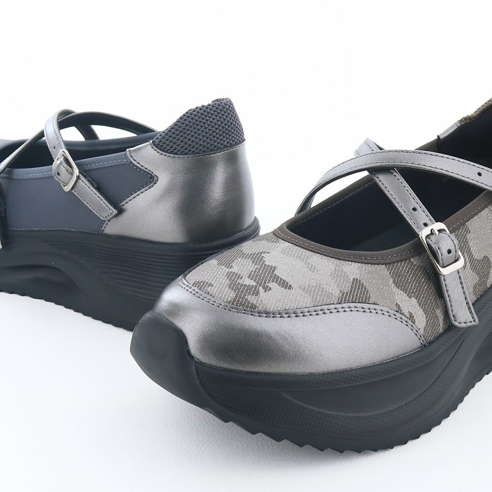 メタリックカラーとのコンビ感もポイント（ダークグレー・ガンメタリック）