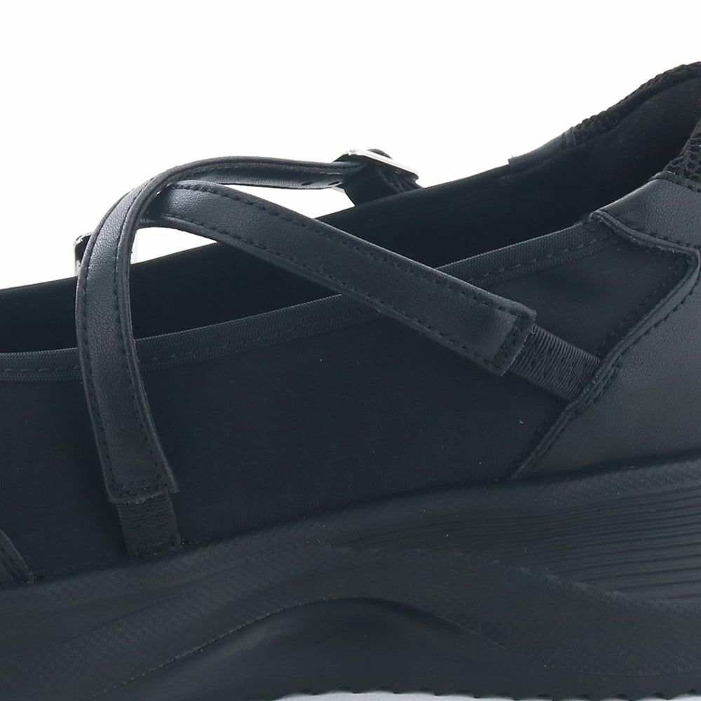 ストラップは内側がゴムになっているのでそのまま足入れできます