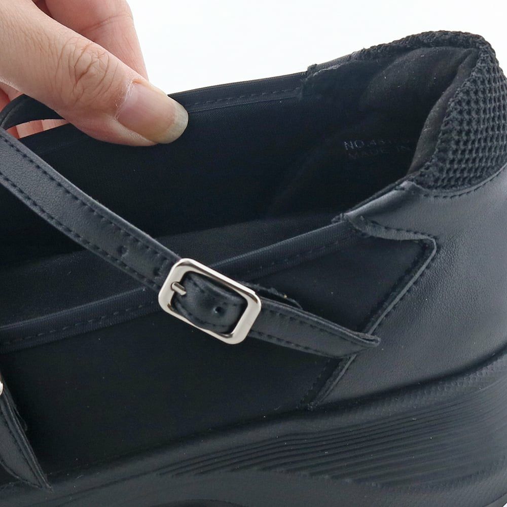 ライニングはスポンジ生地でふわっと包まれる履き心地