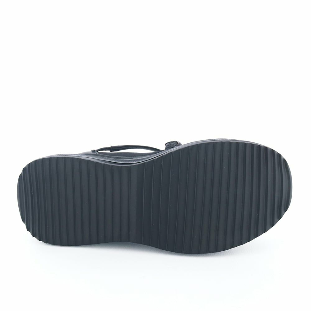 旅行やイベント、たくさん歩き回る日にも頼れる一足です