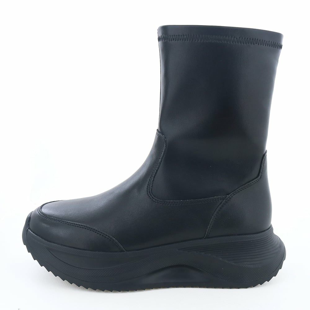 しなやかなストレッチ材で足あたりの良いショートブーツ