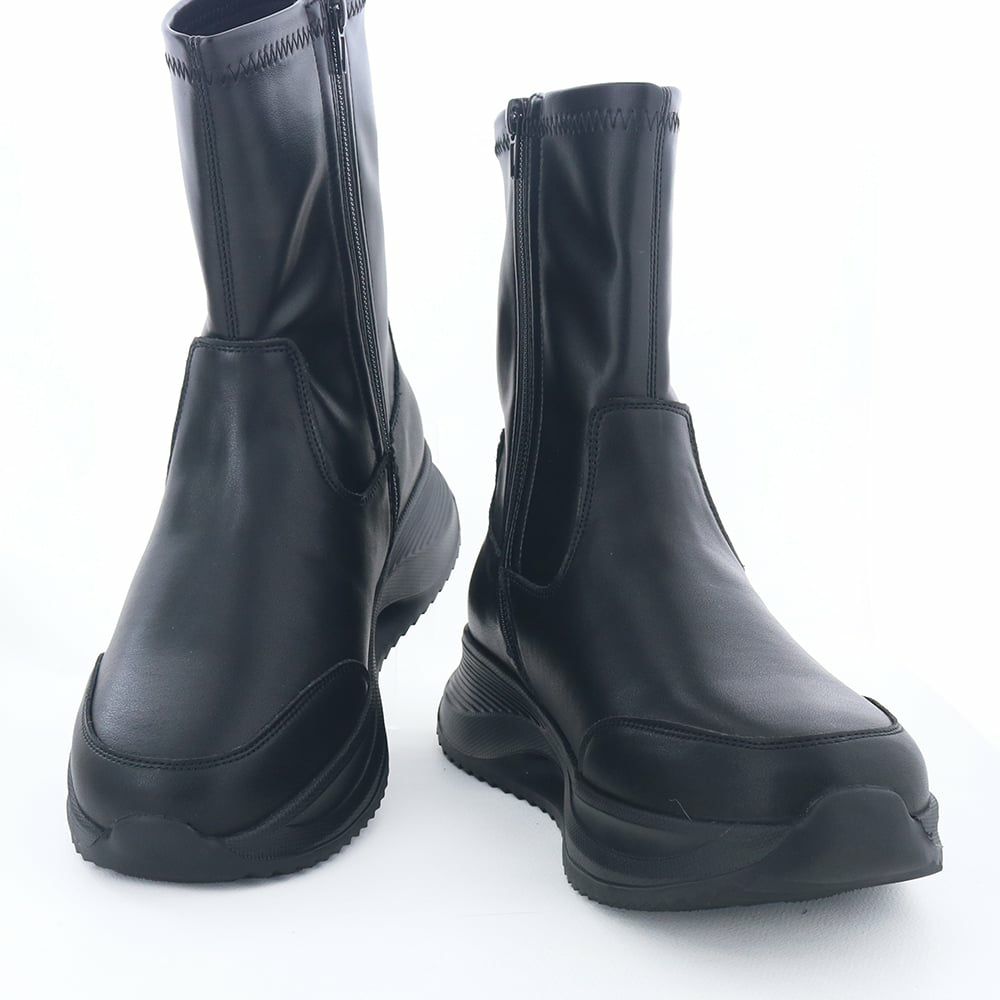 テック感のある厚底ソールでストレスフリーな履き心地