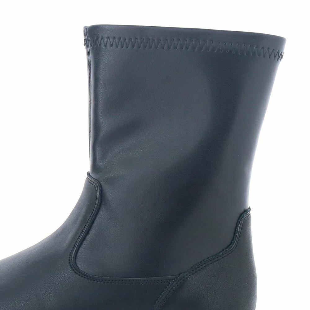 シャフトはしなやかなストレッチ素材を使用