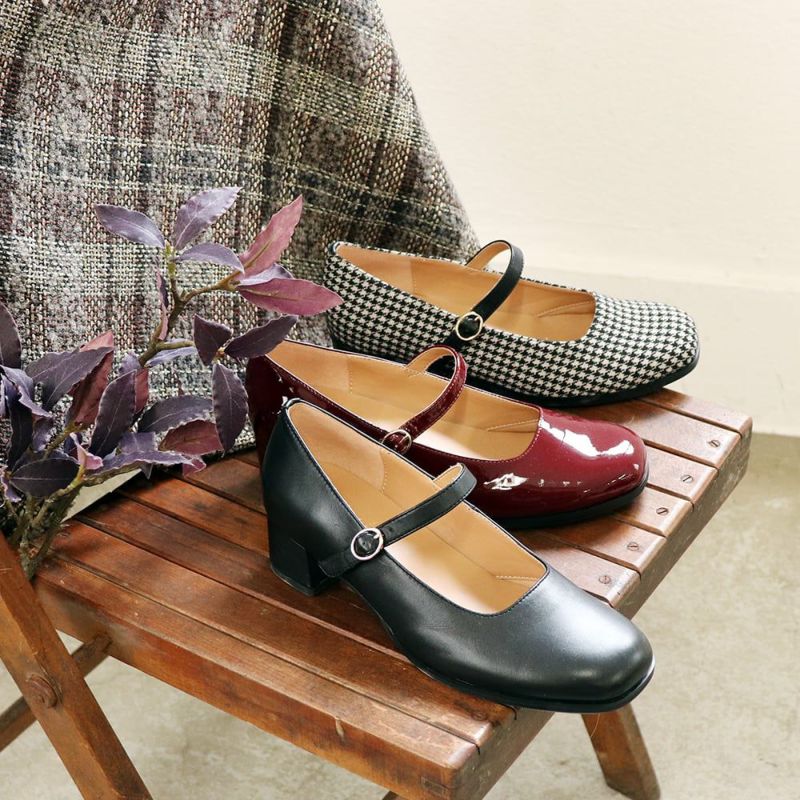 ストラップパンプス