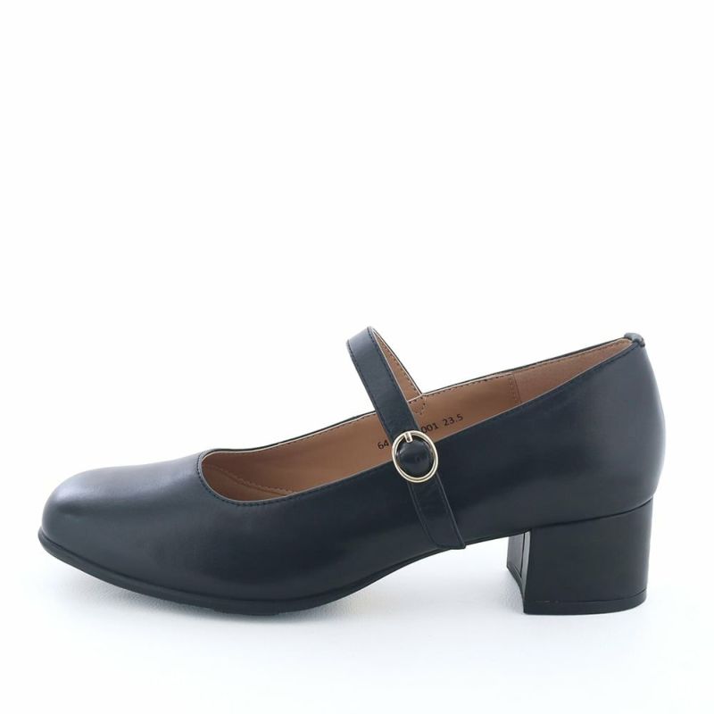 お仕事やフォーマルシーンにも活躍するストラップパンプス