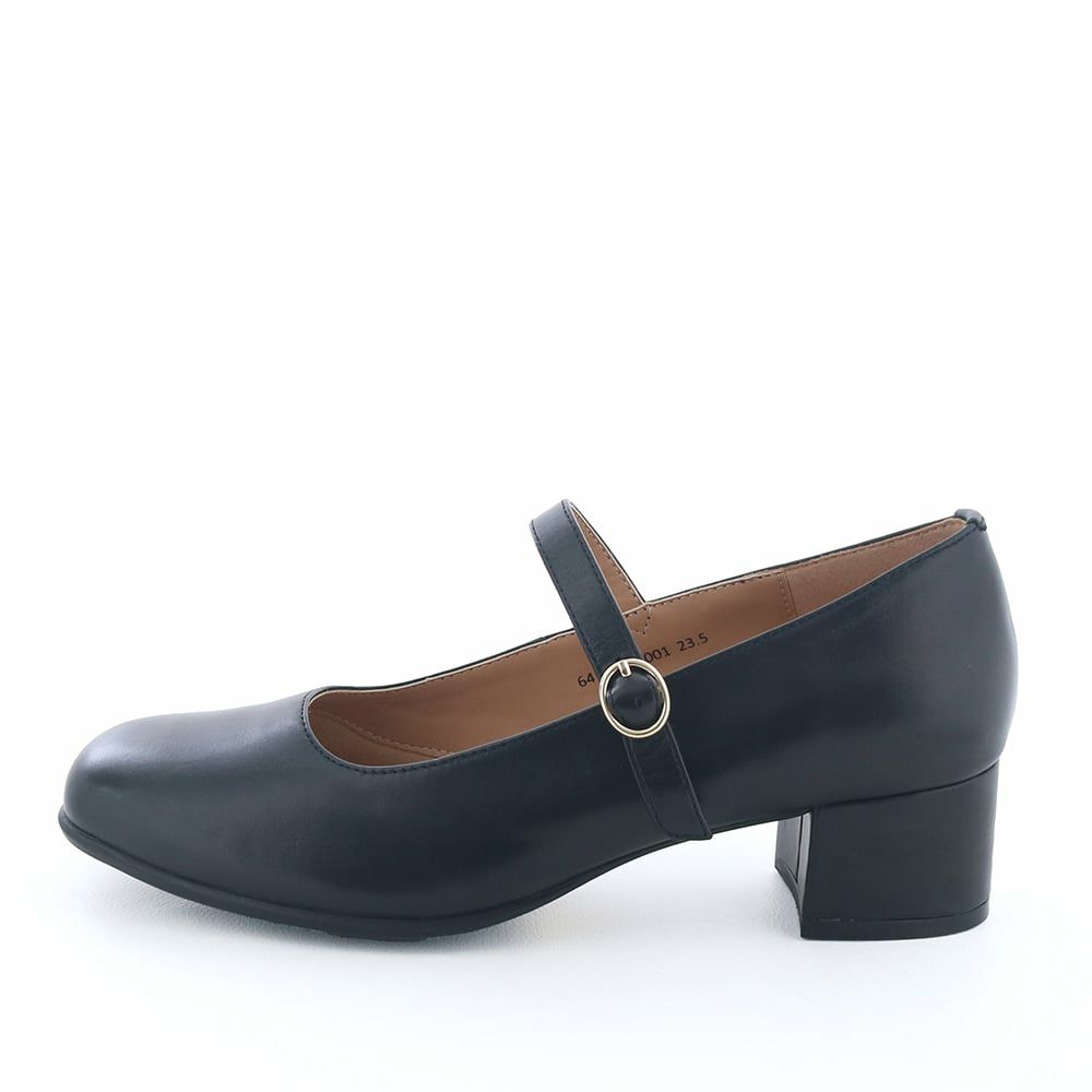 お仕事やフォーマルシーンにも活躍するストラップパンプス