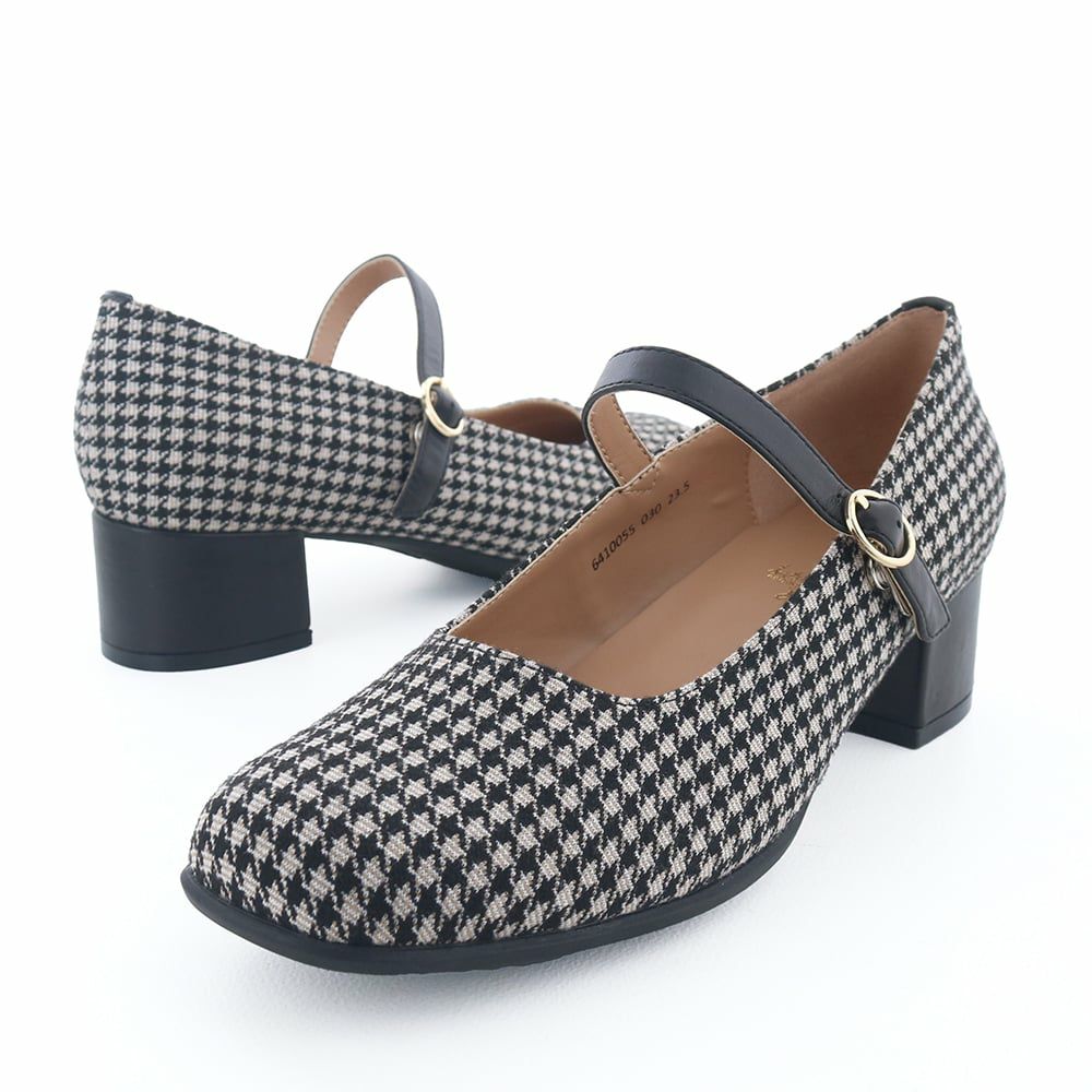 柄生地を使ったベージュコンビはレトロモダンな佇まい