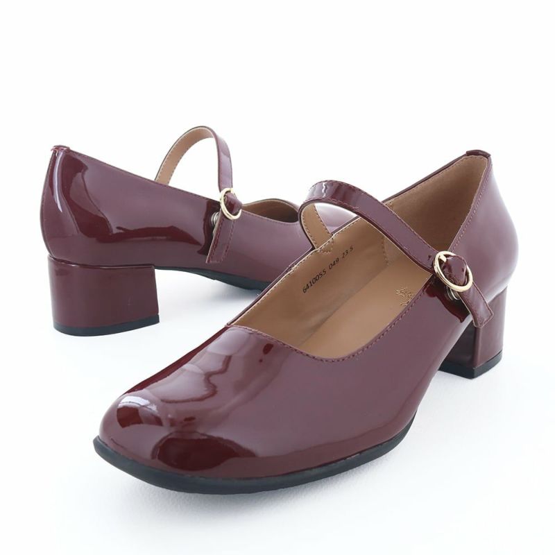 深みのある色と光沢感が秋の装いにピッタリなレッド