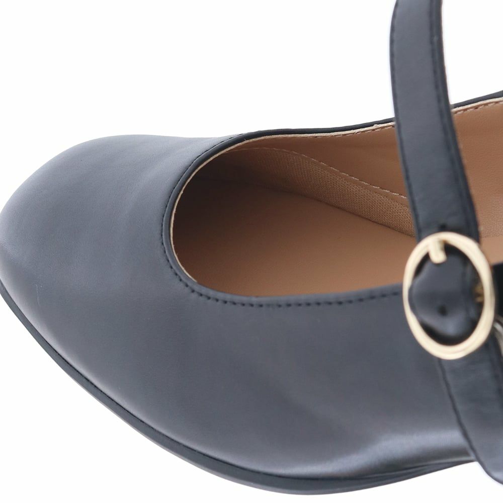 つま先にはふんわりスポンジ生地を貼り、指先をやさしく包みます