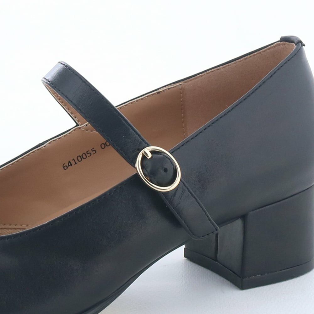 ストラップで甲をしっかりホールドするから脱げにくく歩きやすい