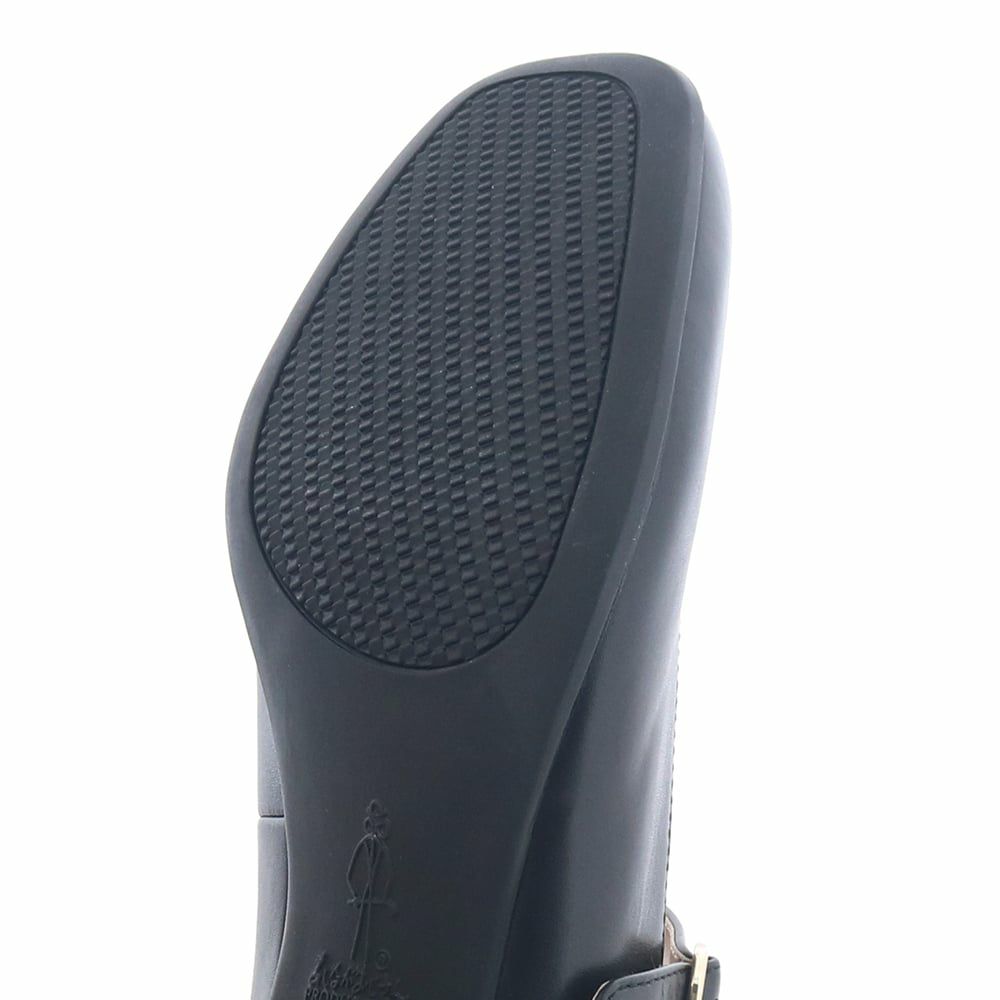 ブランドオリジナルのモールドソールを採用