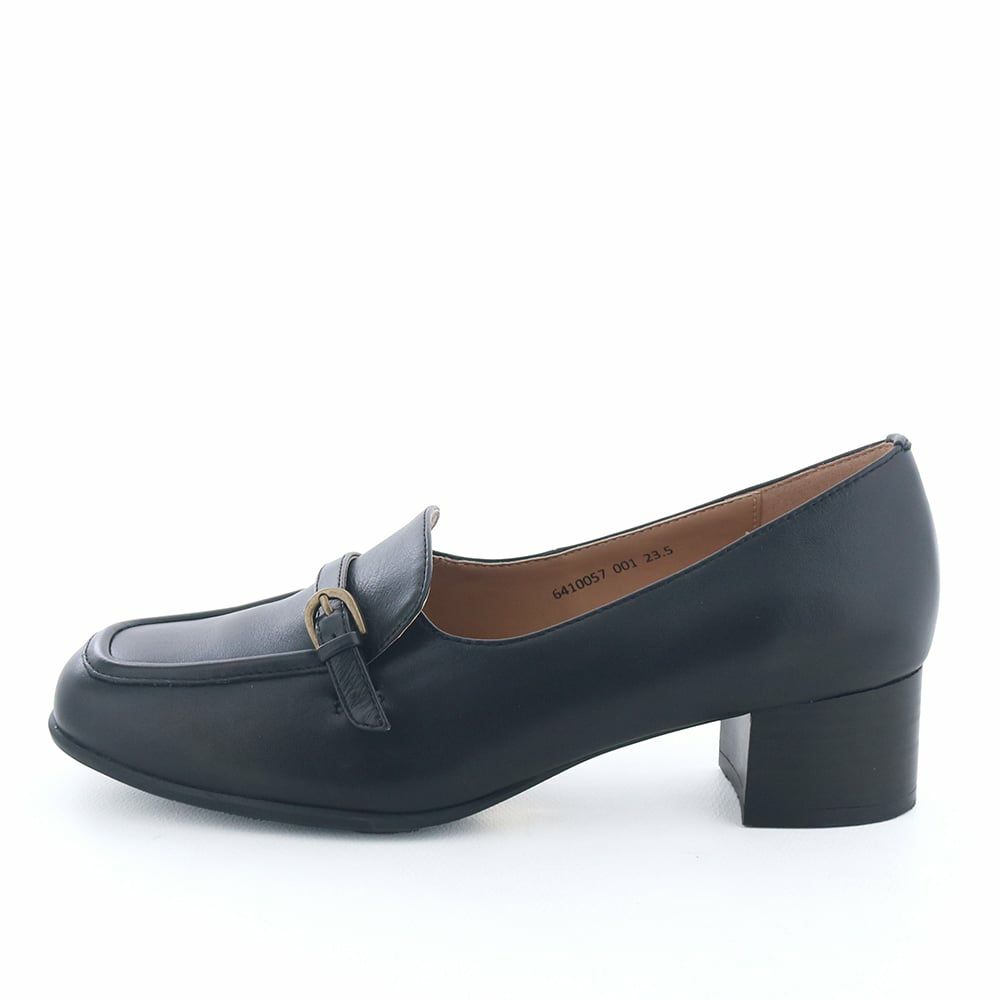 お仕事やフォーマルシーンにも活躍するシンプルなモカパンプス