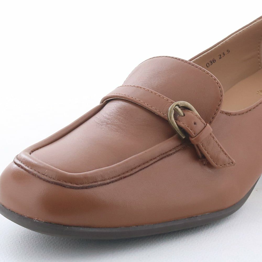 ぽってりとしたモカデザインや細身ベルトがアクセントに