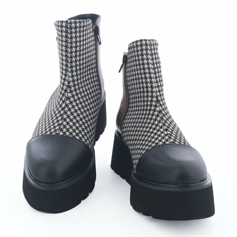 存在感たっぷりのボリュームソールは軽量で履き心地も軽快に